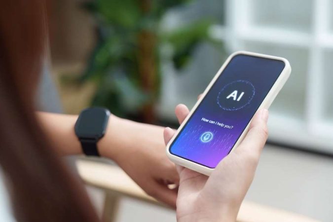 Une femme tient un smartphone affichant une application mobile IA avec un assistant virtuel interactif.