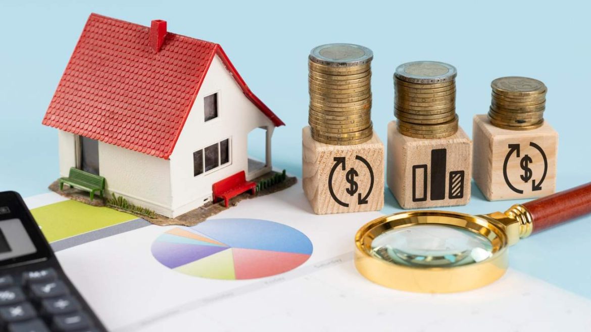 Maison miniature, calculatrice et piles de pièces illustrant l'art d'investir locatif prix m2 rentabilité.
